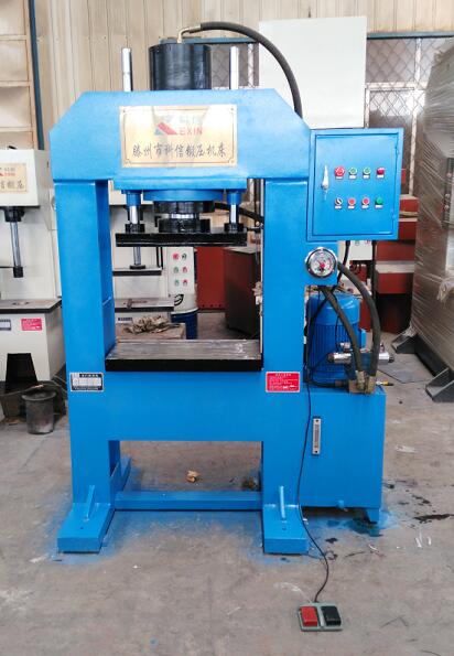 100噸龍門液壓機(jī)(帶上工作臺(tái)) 100噸龍門液壓機(jī)(帶上工作臺(tái))